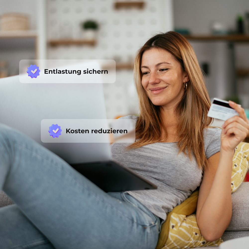 Frau freut sich auf der Couch mit EC-Karte in der Hand über Vorteile der Lohnabrechnung durch Brasser Accounting